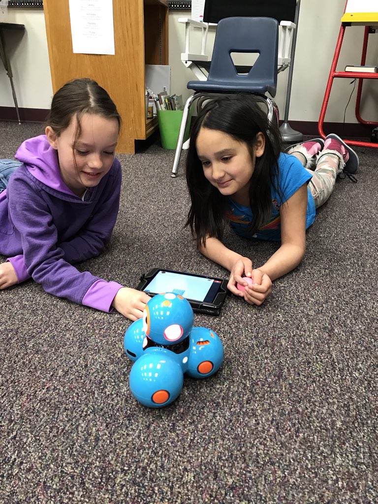 LABridgeford3's tweet photo. Dash robots @bmhanson7 #gfpsla #teamwork https://t.co/ZJhUWtZNYt