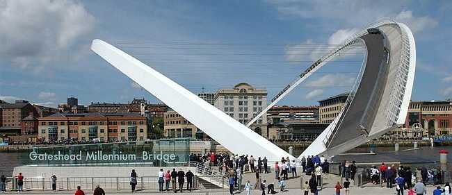 One of seven iconic bridges spanning the River Tyne, #GatesheadMillenniumBridge is an incredible feat of engineering and the world's first tilting bridge. Find out more: newcastlegateshead.com/things-to-do/g… #ETW18 <a href="/VisitEngland/">VisitEngland</a> <a href="/GMBCouncil/">gmbcouncil</a>