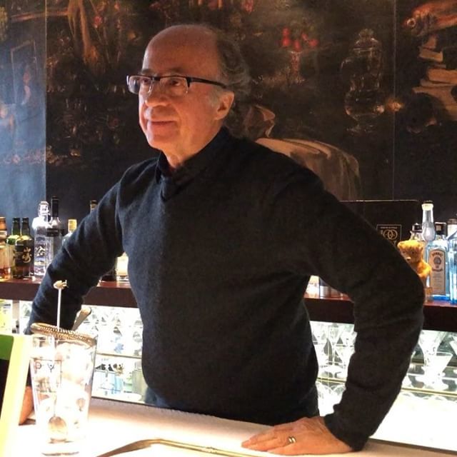 alefeldman's tweet photo. Muy divertida en la presentación de #javierdelasmuelas el tercer libro de Javier. #coctelesparadummies el manual de un buen anfitrión y las recetas de lis 99 cócteles imprescindibles. @drymartinijdlm #cocktailman @coctel @planetadelibros #Gimlet #dryMart… https://t.co/qAMjJhAry3 https://t.co/Ud9ITA194H