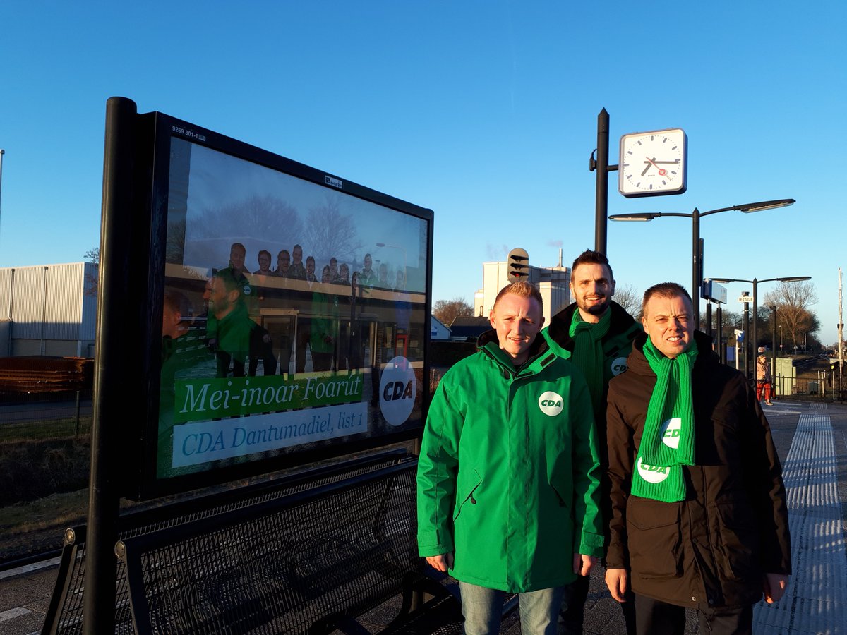 CDA_Dantumadiel's tweet photo. Gisteren en vanochtend stonden onze CDA Dantumadiel kandidaten al vroeg op het trein/busstation. Voor veel reizigers waren de mandarijntjes een goed begin van de dag! #Meiinoarfoarut #StemDan #Lijst1 https://t.co/Y9XHHnCEZu