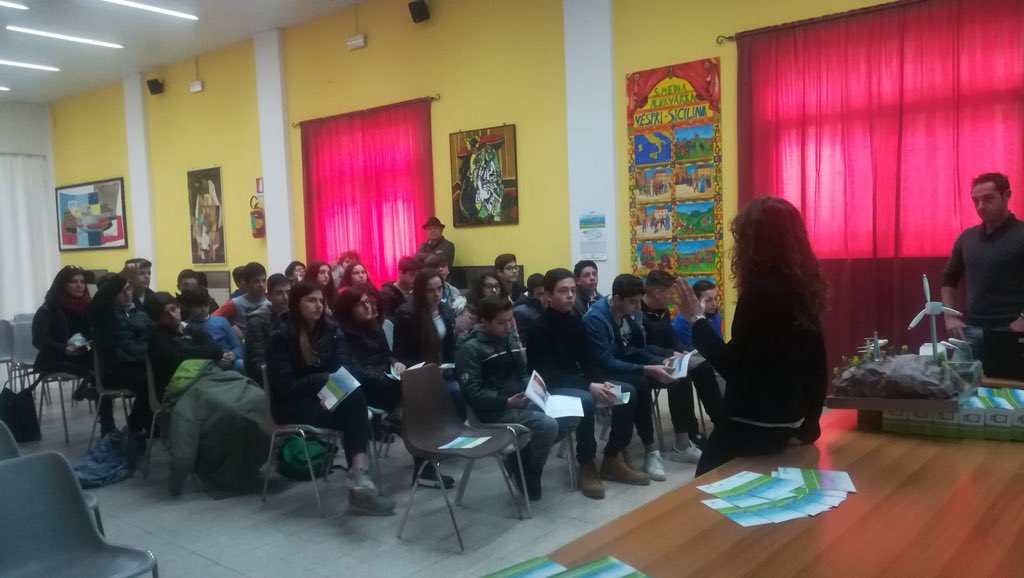 ERGnow's tweet photo. π¨ βVai col Vento!β 2018 oggi in classe con gli studenti π¨π»βππ©π»βπ della Navarra di #Alcamo a parlare di #rinnovabili e #energiaeolica #windenergy #vcv18 https://t.co/3g6oCOJxQo