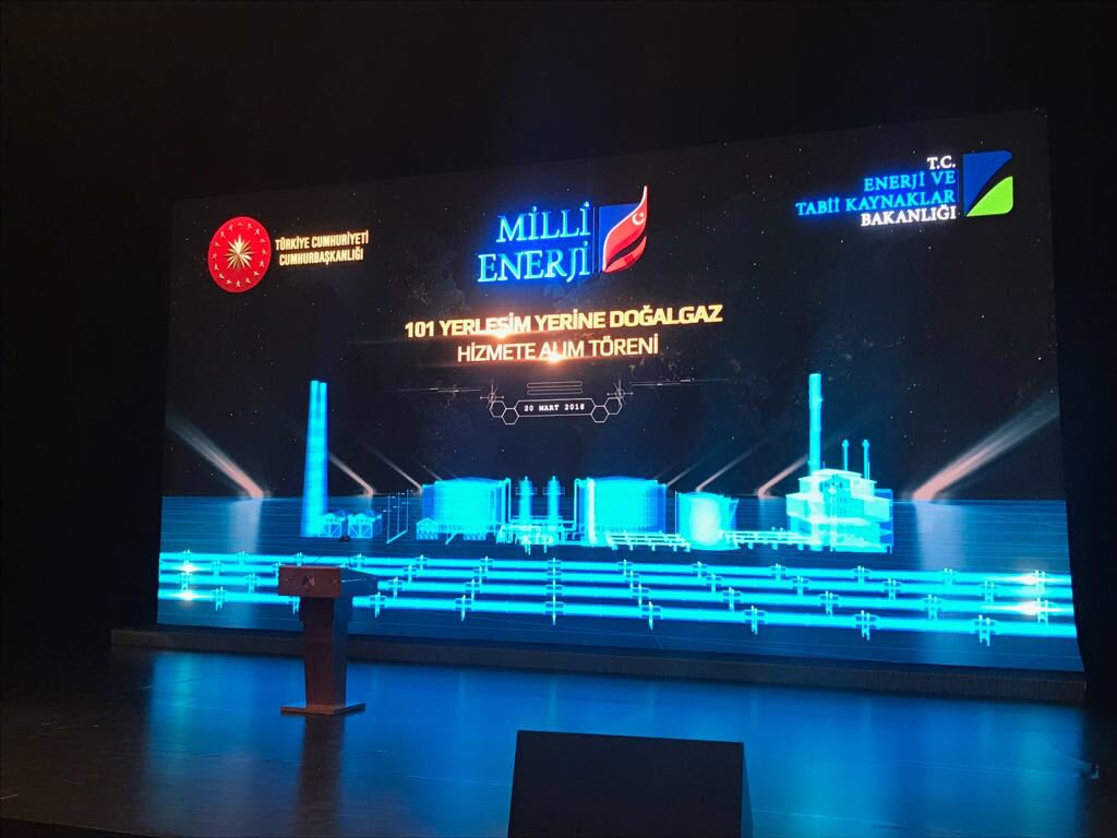 101 yerleşime #Doğalgaz verme törenindeyiz. Bu bir dünya rekorudur. Emeği gecenleri kutluyoruz. <a href="/tcbestepe/">T.C. Cumhurbaşkanlığı</a> <a href="/TCEnerji/">T.C. Enerji ve Tabii Kaynaklar Bakanlığı</a> #Epdk <a href="/gazbir_/">GAZBİR</a>