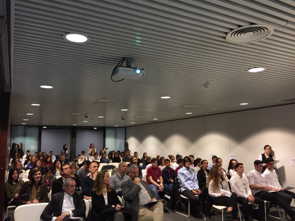MadridEmprende's tweet photo. Seguimos con la presentación de proyectos en el primer #fescuelapublica —> productos de #peluquería y limpieza, velas aromáticas #reutilizables, #App para atención médica a domicilio, #RSE, #Seguridad vial, trabajo en grupo...#JAMiniempresas @JASPAIN en @ViveroCarabanch https://t.co/OvdAGSWMZn