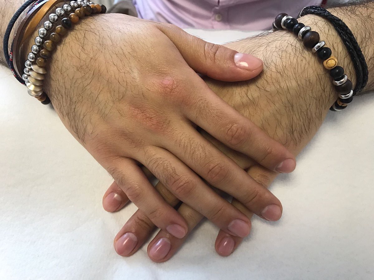 RRbeauty42's tweet photo. It was a Male-Mani-Monday. Finished with a good exfoliation, nail buff, hand massage and cuticle oil. 👍🏼 https://t.co/XtyfRgVt8O
