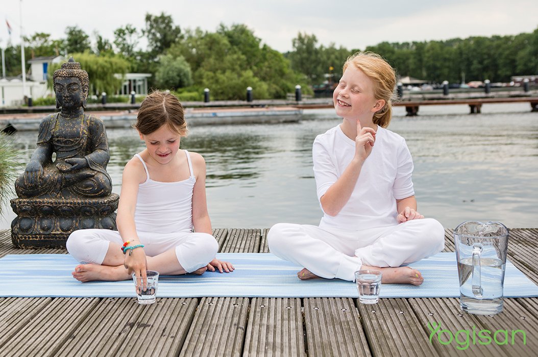 Yoga helpt kinderen zichzelf te ontwikkelen en leert een kind erop te vertrouwen dat zijn of haar eigen gevoel juist is. Doet jouw mini-me al aan yoga? Lees er over op yogisan.nl/kinderyoga/ en maak kans op kaarten voor Kinderyoga Festival of het boek Chakrayoga voor kinderen!