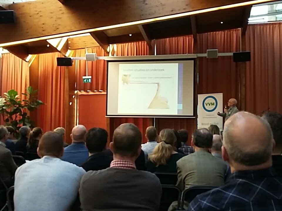 GgdGmv's tweet photo. Na 5 jaar weer een #geurcongres, met een grote opkomst. Nu: Hoe zorg je met geuronderzoek voor minder hinder? https://t.co/eLG9AA3nSE https://t.co/XRCWkombZx