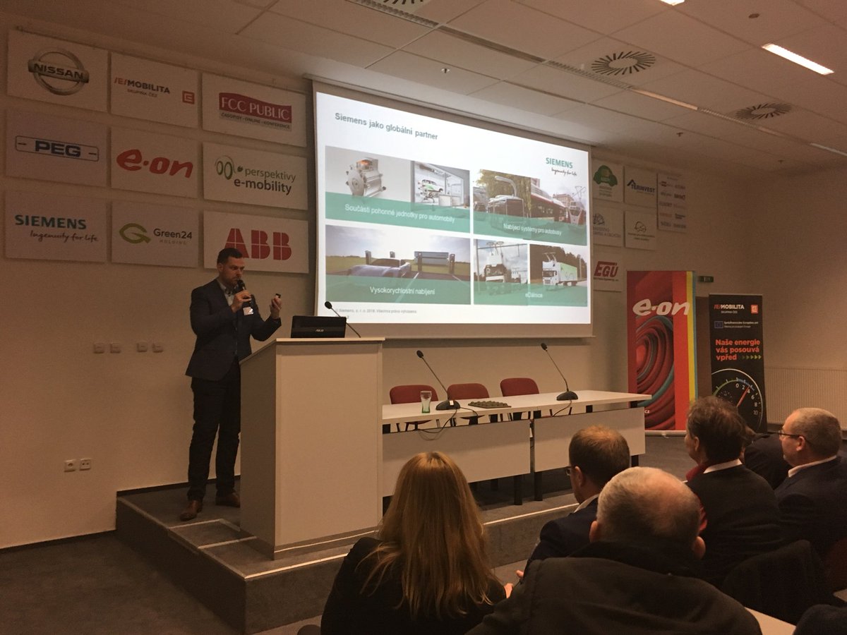 Na téma budoucnost elektromobility🚙 z pohledu #Siemens prezentuje v rámci konference Perspektivy e-mobility <a href="/IvoHykys/">Ivo H.</a> head of E-charging. #triberium #greenenergy #150kW a 920V💪
