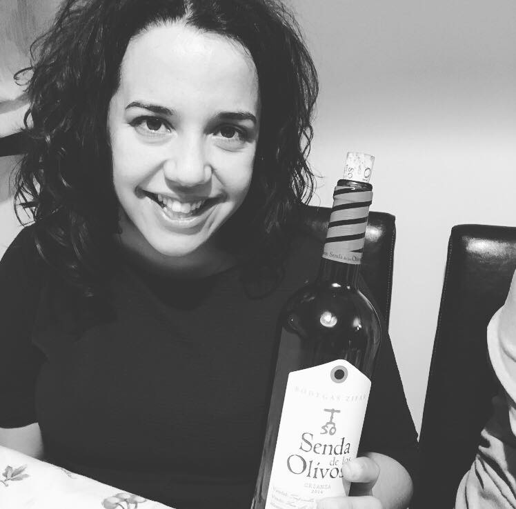 Cata del vino Senda de los Olivos Crianza 2014, Ribera del Duero #wine #winelovers sobrelias.com/senda-los-oliv… con nuestra compañera <a href="/Riversofwine/">sara rivera</a>