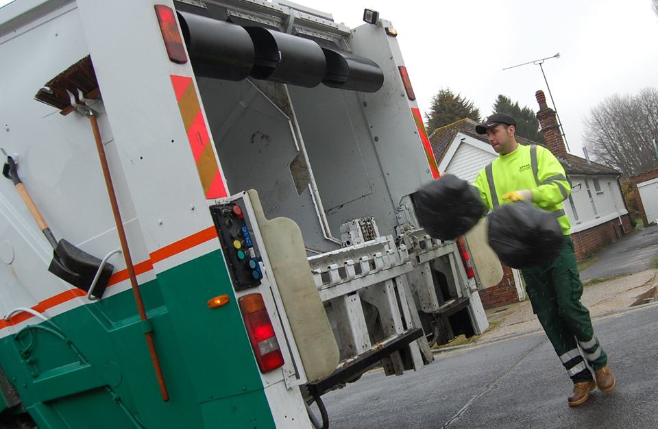 Before you crack on with the #Easter weekend. Make sure you've made a note of the revised #bankholidayweekend rubbish &amp; recycling collection dates.

bit.ly/2FQVPV6