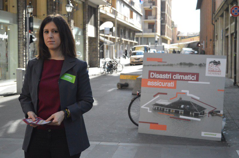 Greenpeace_ITA's tweet photo. Our volunteers in Italy call on one of the world's biggest insurers: .@GENERALI, it’s time to stop insuring #coal and #divest! #Unfriendcoal #CambiamentoClimaticoAssicurato  .@GeneraliItalia https://t.co/TRqxoTdWqL