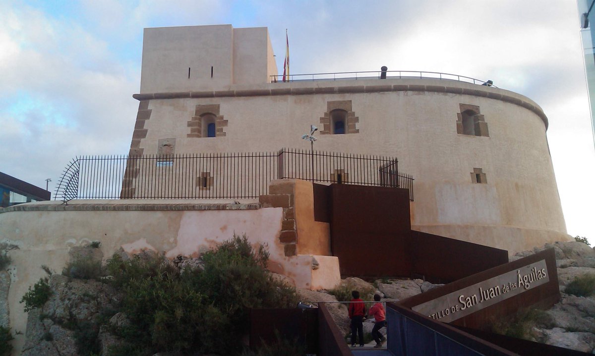 En nuestra web, te hablamos de ese maravilloso enclave en el que tenemos el privilegio de trabajar: el Castillo de San Juan de las Águilas, un palacio en el mar 🏰

zocodelmar.com/un-palacio-en-…

Imagen: Surcando

#PasiónPorÁguilas