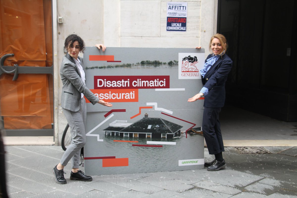 Greenpeace_PG's tweet photo. #CambiamentoClimaticoAssicurato - In azione alla filiale di @GeneraliItalia di Foligno: è ora di chiudere col carbone! https://t.co/Z2nWYOpmjj https://t.co/TA7XIPqfzo