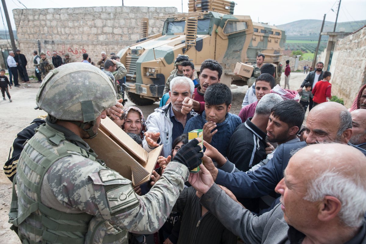 aa_balkans's tweet photo. Nakon oslobađanja: Stanovnici Afrina pozdravljaju turske vojnike https://t.co/dXF6waQII0
#Afrin #TSK #MaslinovaGrana #AfrinOperation #OliveBaranchOperations #Turska #vojska https://t.co/aFWvNHBDY2