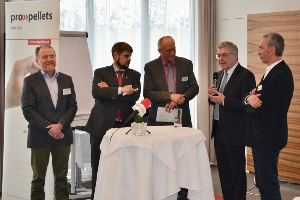 Spannende Diskussion zum Thema Erneuerbare Energie und im speziellen die Rolle von Holzpellets mit (v.l.n.r.) GF Martin Bentele <a href="/DEPI_Pellets/">DEPI GmbH</a>, Biomasseverband GF <a href="/chpfat/">Christoph Pfemeter</a>, dem Salzburger Energie Landesrat DI. Dr. Josef Schwaiger &amp; Präsident des <a href="/ErneuerbareEOE/">Erneuerbare Energie Österreich</a> Dkfm. Peter Püspök