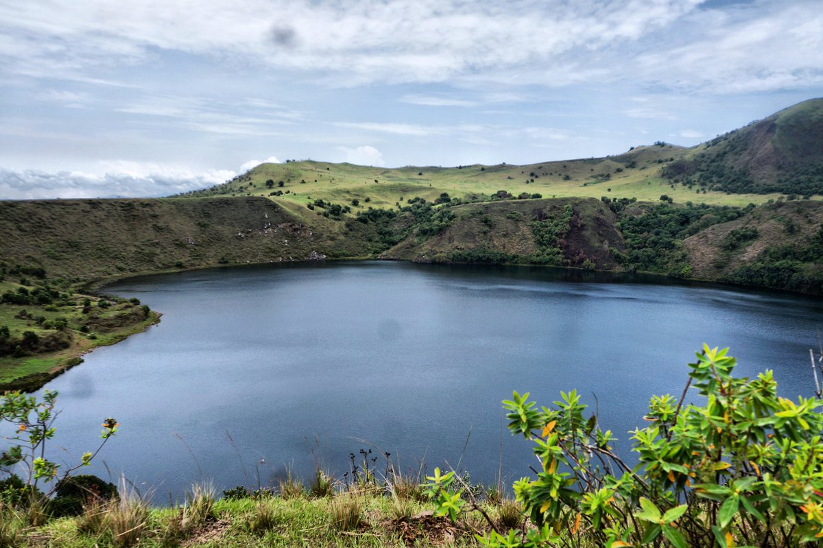 ChouchouMpacko's tweet photo. Les lacs jumeaux 
A gauche le lac mâle :terne, hostile, pas accueillant au premier regard. Interdiction de l'approche de près. 
Au milieu le passage 
A droite la femelle : large, accueillante, elle a la forme de l'Afrique sur un certain angle. On peut s'y baigner 
#Cameroun 🇨🇲 https://t.co/EUT03hr0oV