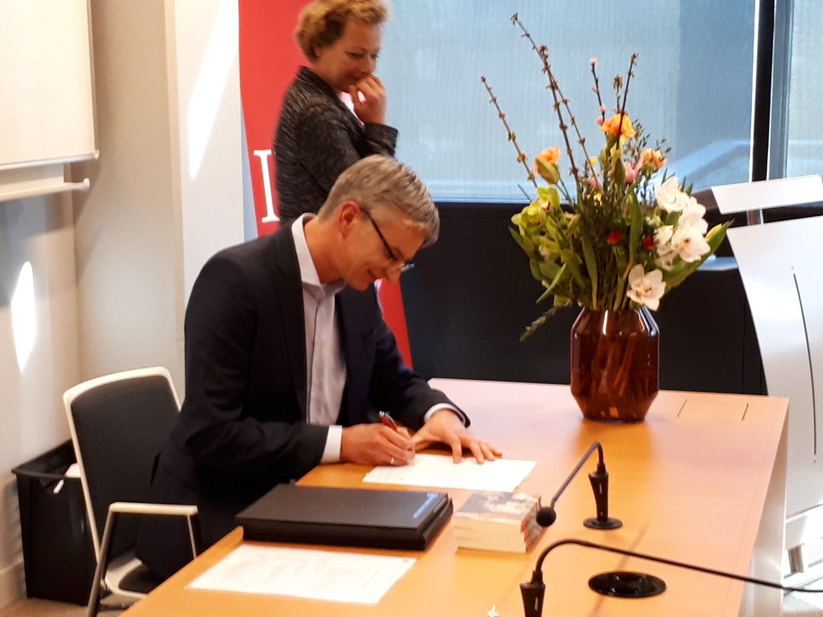 patschreurs's tweet photo. Gisteren met trots mijn masterdiploma #Informatierecht in ontvangst mogen nemen. Ik heb besloten om door te gaan in de #privacy, dus met name #AVG/#GDPR en #ePrivacy. Ik ben beschikbaar voor een nieuwe uitdaging. (retweeten mag 😉) https://t.co/ybDpAWu8Mx