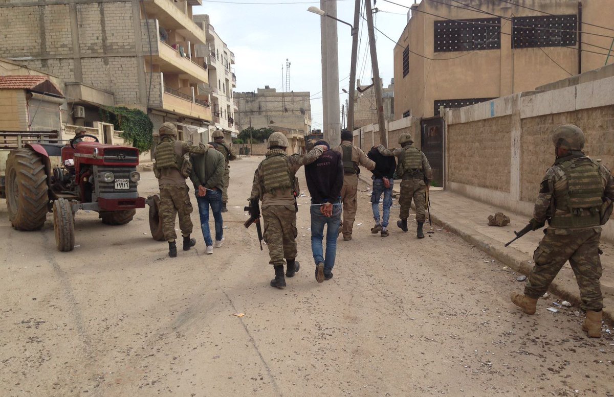 TSKGnkur's tweet photo. Afrin halkı, 3 teröristi yakalayıp Türk Silahlı Kuvvetleri’ne teslim etti. Afrin’de halk, Türk Silahlı Kuvvetleri ile el ele. https://t.co/DYRwuM9zEd