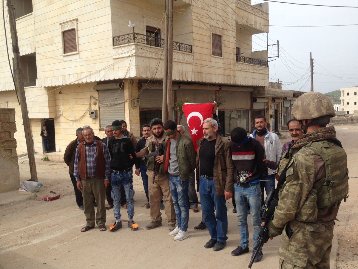 TSKGnkur's tweet photo. Afrin halkı, 3 teröristi yakalayıp Türk Silahlı Kuvvetleri’ne teslim etti. Afrin’de halk, Türk Silahlı Kuvvetleri ile el ele. https://t.co/DYRwuM9zEd
