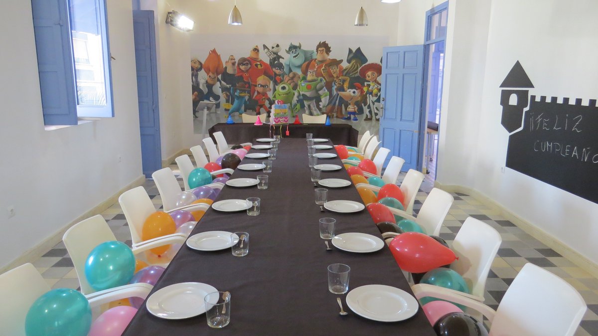 Si no sabes quiénes somos, acércate a conocernos en el antiguo Centro Cultural de Renfe de Águilas, junto a la piscina municipal. Tenemos pistas deportivas, salones culturales y la mejor cocina de la zona. Todo lo necesario para una jornada espectacular con familia y/o amigos 😉