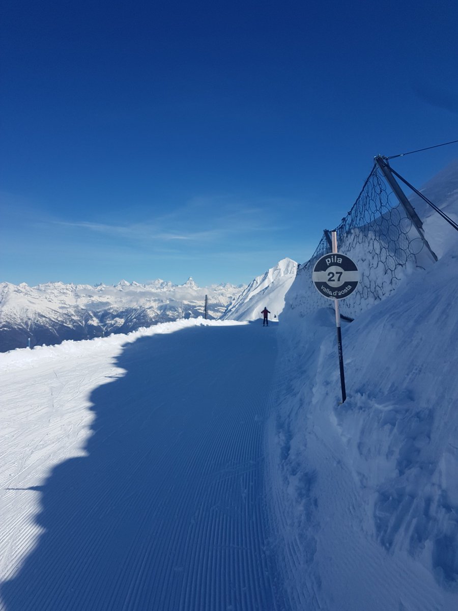 Cracking views from the top of the Couis 1 chairlift today. Black 27 is an absolute dream to ski aswell.
#bluebirdday #matterhorn