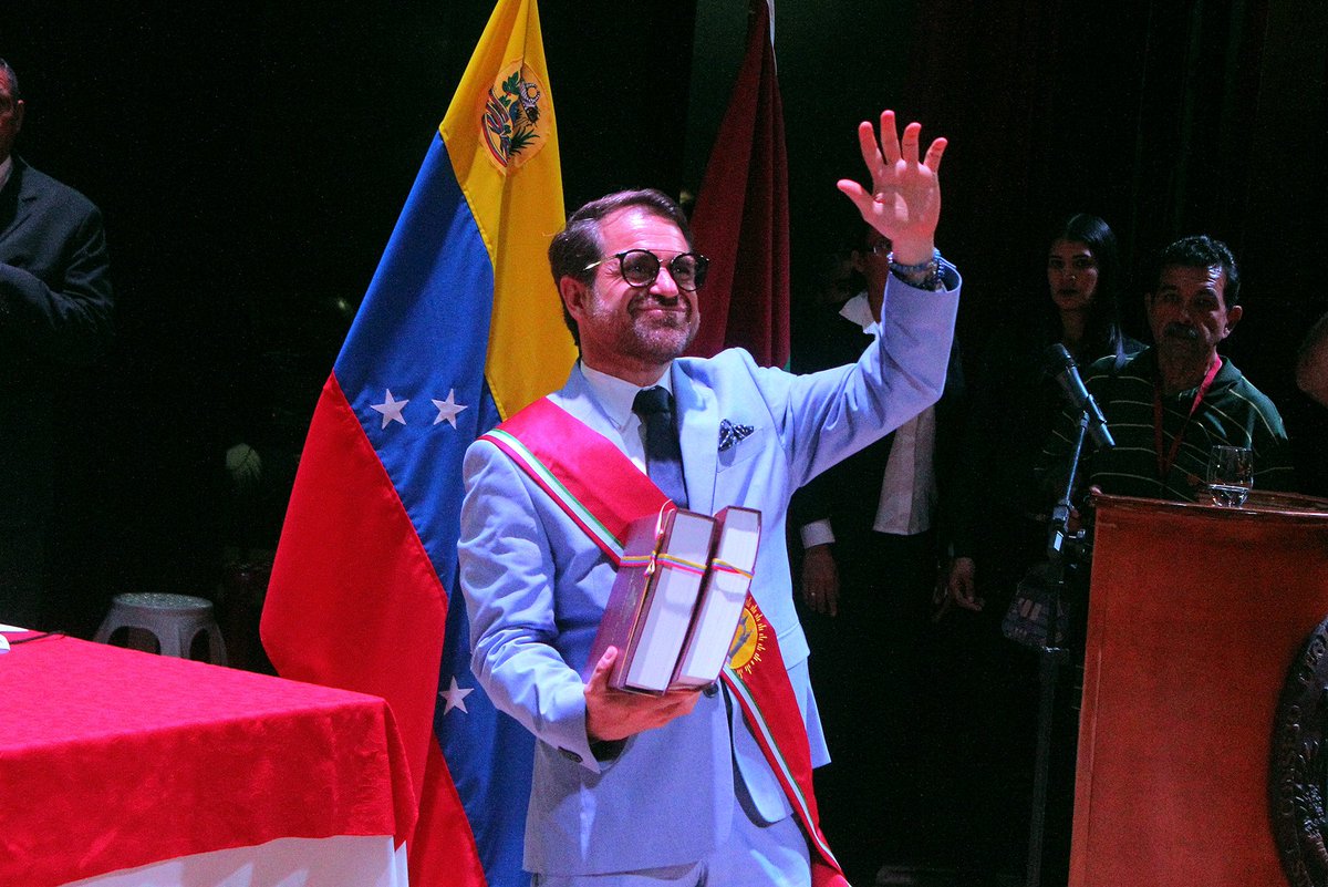 CaraboboGB's tweet photo. #FelizMartes El gobernador realizó entrega de informe de gestión de los últimos tres meses del año 2017. 🧡💙❤️ #Lacava #Carabobo #2MillonesYVamosPorMás https://t.co/R4KbTxntBI