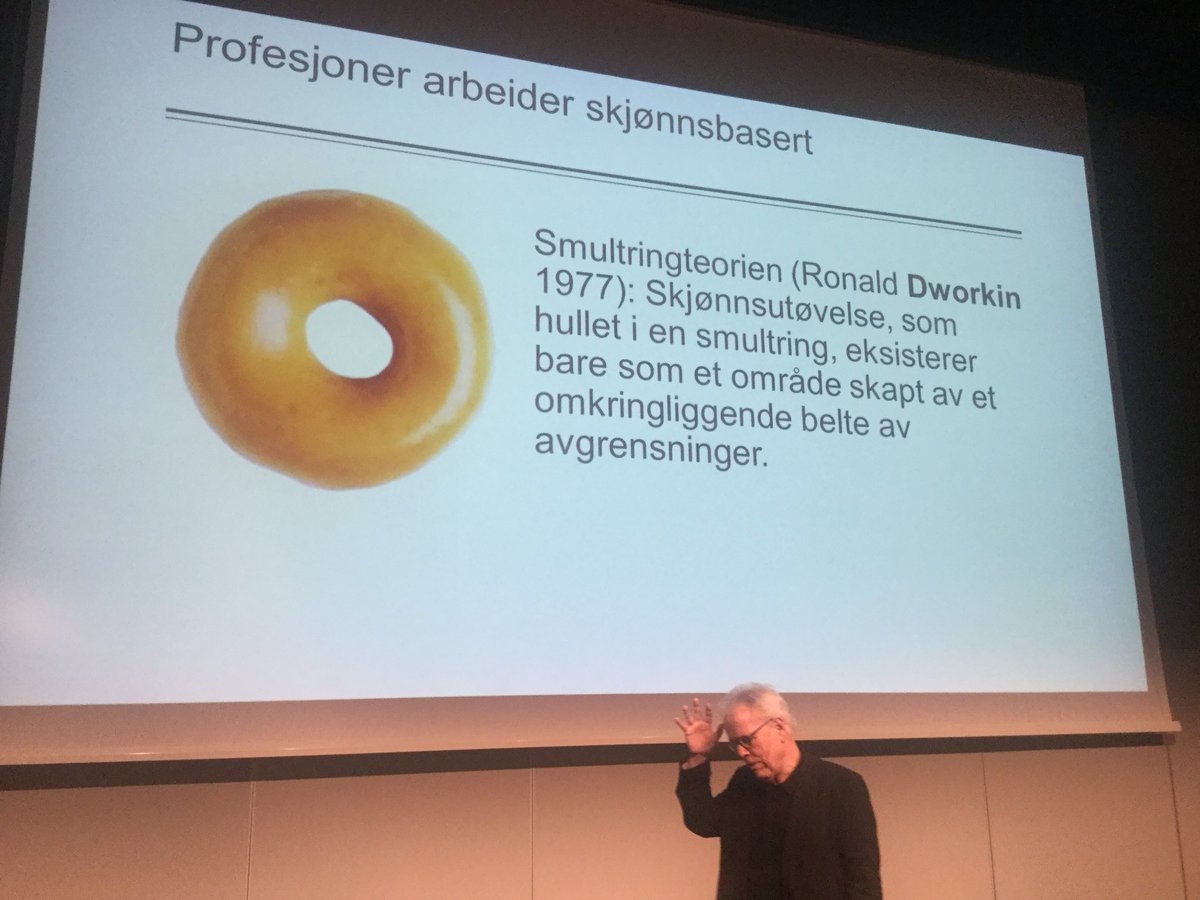 irg1s's tweet photo. Politisk rådgiver i Utdanningsforbundet, Jens Garbo, på Rogalandskonferansen om profesjonsrolle og kvalitetsutvikling i skolen. Skjønn utøves innenfor en ramme. Veldig bra!  #rogkonf2018 @utdanningsf #profesjon https://t.co/UtXHp0iaxB