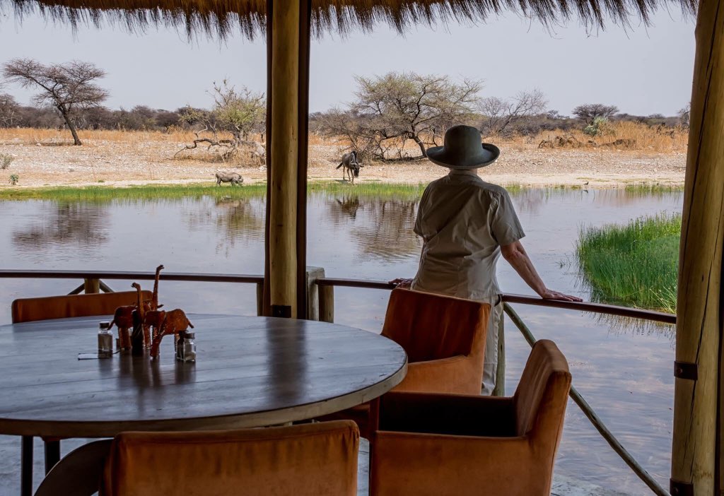 Relax and observe some of our frequent visitors from the raised #OngumaBushCamp dining area... onguma.com/online-booking…
#Onguma #Namibia #wildlifeencounters #etoshanationalpark