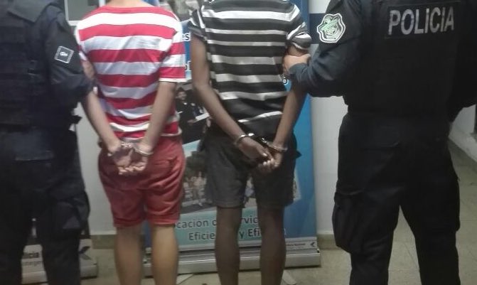 policiadepanama's tweet photo. En una acción rápida y coordinada de 2  zonas policiales, dos menores fueron retenidos en Quebrada Ancha, Chilibre, luego de robar un taxi 🚕 en La Cabima. Uno de los sospechosos era buscado por el delito de robo. #LlamaAl104 #ZP20 https://t.co/E37VksQ5Ex