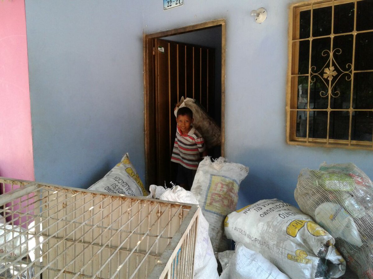 Fucnat's tweet photo. Familias de escasos resursos y de zonas retiradas del municipio de  Agustín Codazzi se han unido a la recolección de material reciclable,  aprovechando los recursos que esta actividad les aporta para subsanar  algunas de sus necesidades básicas. #reciclaje https://t.co/sl51YR0bcx