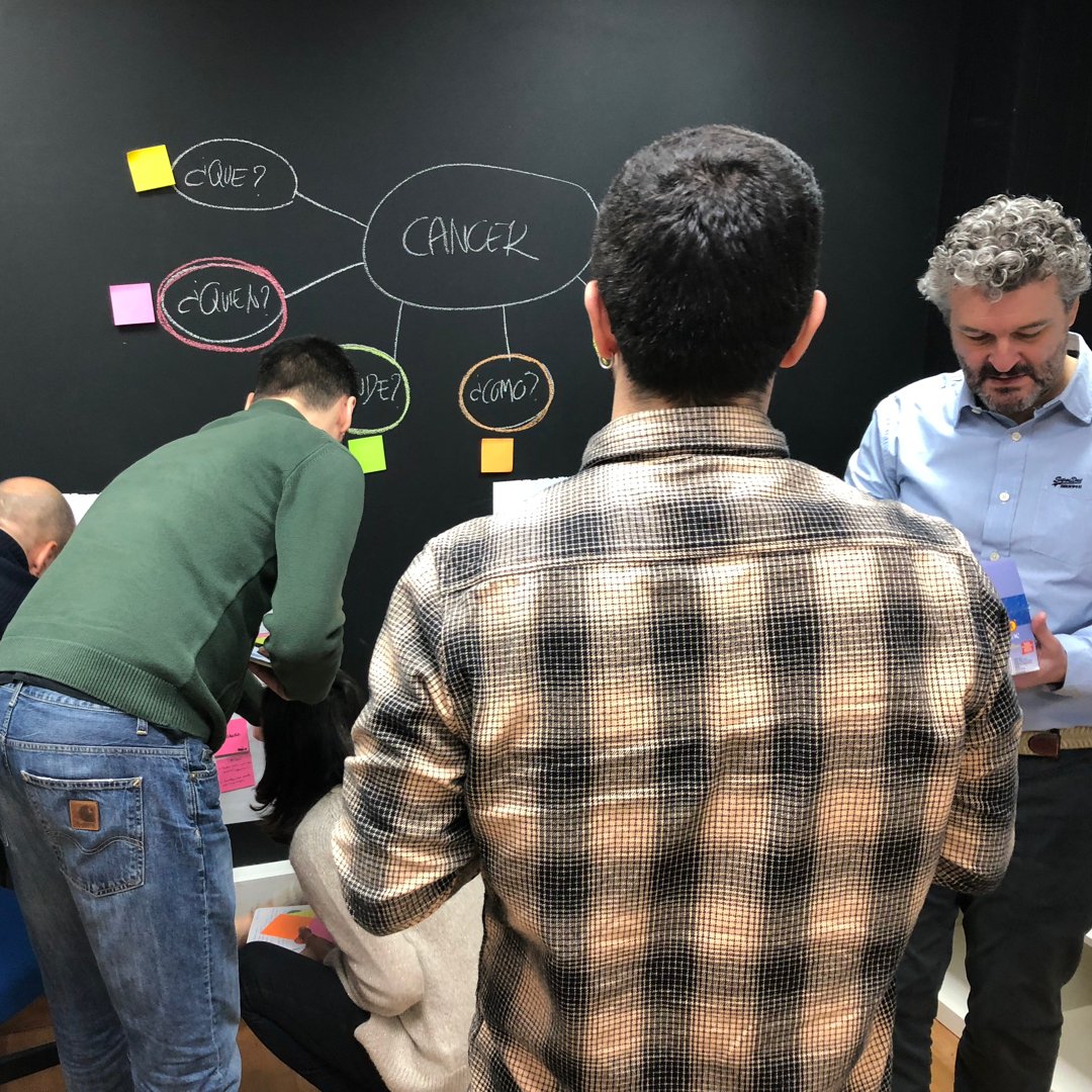 Secuoyas's tweet photo. Nuestra compañera Gema nos contaba ayer su proyecto final de máster: ABC Health Kid. Una guía informativa para niños con cáncer que les ayuda a comprender y llevar mejor la enfermedad. #somossecuoyas #mondaycoffee #elpoderdelsperaonas #diseñarparacambiarelmundo @GemaHoang https://t.co/HdqoMle90V