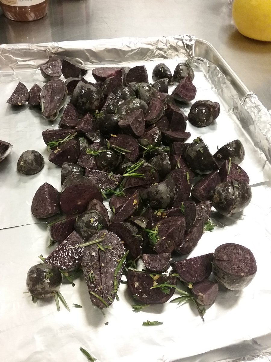 WavesFuel's tweet photo. Menu theme was "brain fuel": nutrients that protect and boost cognition/brain power! Recipes featured blueberries, Walnuts, Salmon, and dark chocolate! #whatscookinwaves #studentathletecookingclass #sportsnutrition #health #performance #wavesfuel https://t.co/HD3IVOL2lx