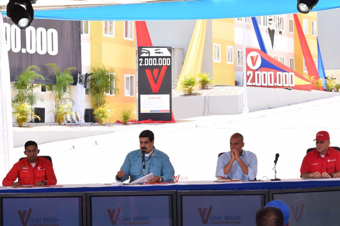 CarnetDLaPatria's tweet photo. Pdte. @NicolasMaduro: “Quién tenga datos falsos pierde los derechos para acceder a los beneficios de la #GMVV! ¡Siempre invitamos a suministrar datos verdaderos en el @CarnetDLaPatria !”. 
#2MillonesYVamosPorMás https://t.co/SiRANH1t3L