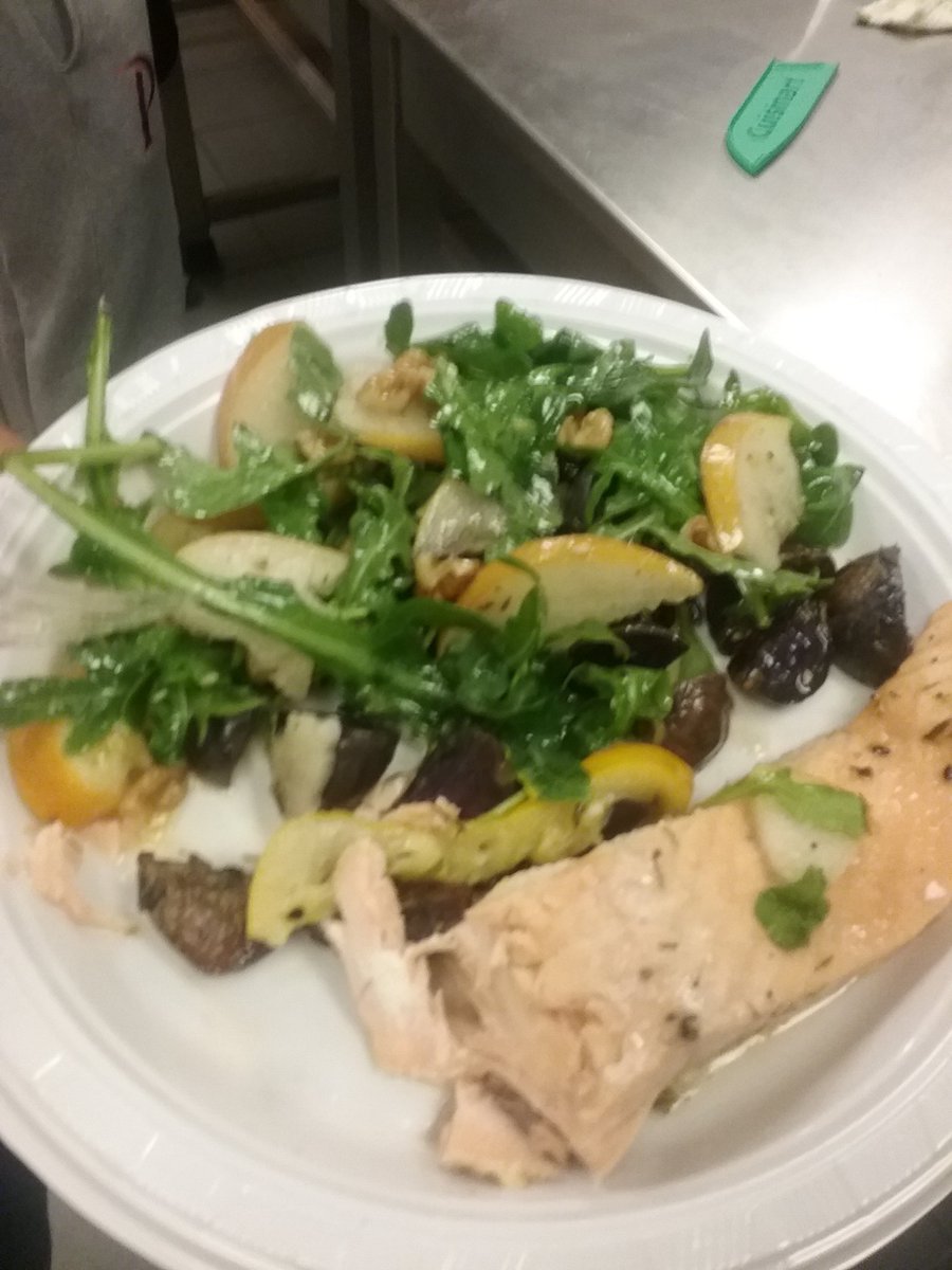 WavesFuel's tweet photo. Menu theme was "brain fuel": nutrients that protect and boost cognition/brain power! Recipes featured blueberries, Walnuts, Salmon, and dark chocolate! #whatscookinwaves #studentathletecookingclass #sportsnutrition #health #performance #wavesfuel https://t.co/HD3IVOL2lx