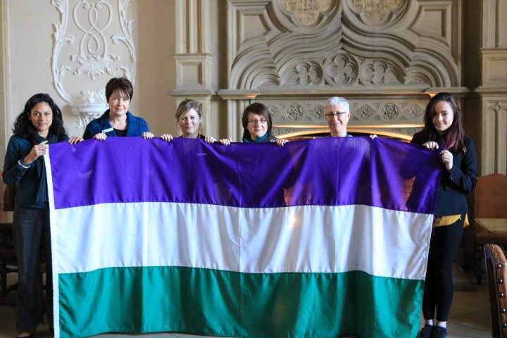 WiltonPark's tweet image. Here are some of our colleagues holding up the @SuffrageFlag!

We are proud to be a part of the #SuffrageFlagRelay

👉 #FollowtheFlag