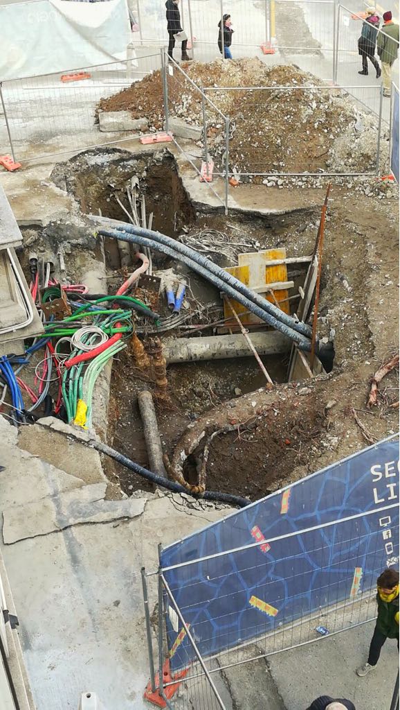 ComitatoSvSaC's tweet photo. A quasi due anni dalla chiusura della via, questo è l'unico scavo che sono stati in grado di produrre... un intreccio di cavi che manco loro ci capiscono più niente. ...😣😣
#milano #MM4 #lombardia #sanVittore #Carducci #santambrogio https://t.co/2TNhGhVDtR
