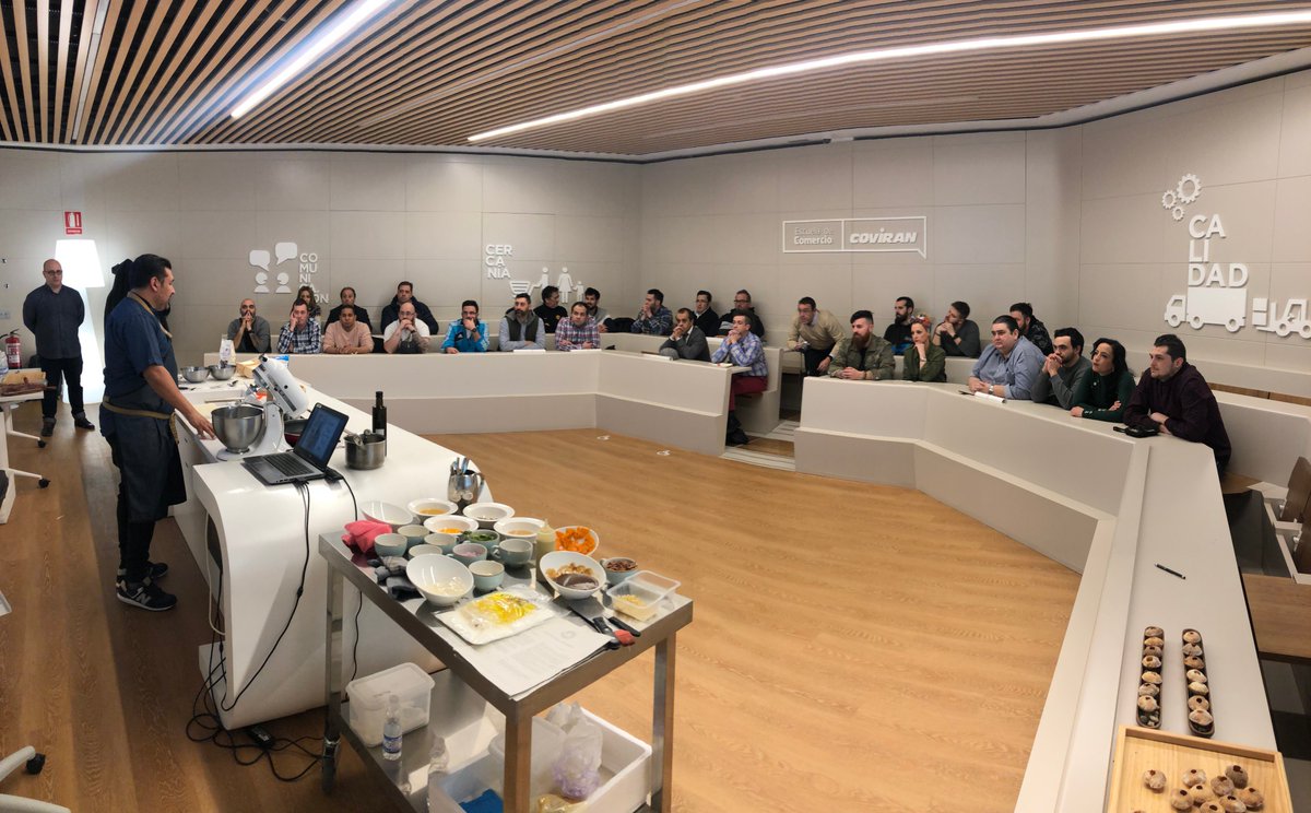 gustatiogastro's tweet photo. Master Class de @javierbrichetto “Cómo preparar una tapa ganadora” para los participantes del concurso #LaMejorTapadelMundo organizado por @CCGranada y #Gustatio https://t.co/y36fH1eB2O
