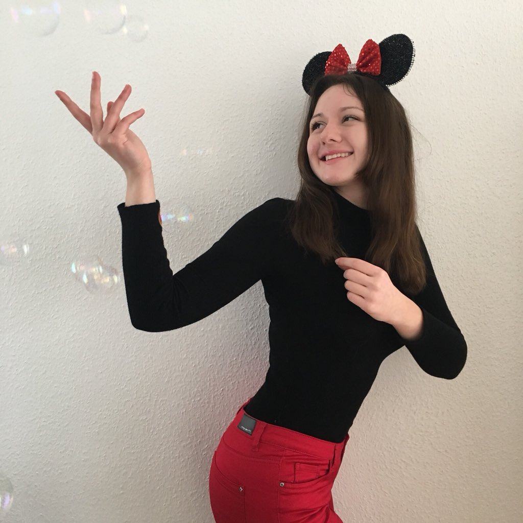 natalija_style's tweet photo. The soap bubbles are dancing around me to the rythymn of the song. In every soap bubble another dream. I want to touch them but I know I can’t because they will burst. The soap bubbles are laughing at me so I‘m doing the same.💭🎀   #InternationalDayOfHappiness 😊#TagdesGlücks https://t.co/c7elL3D16F