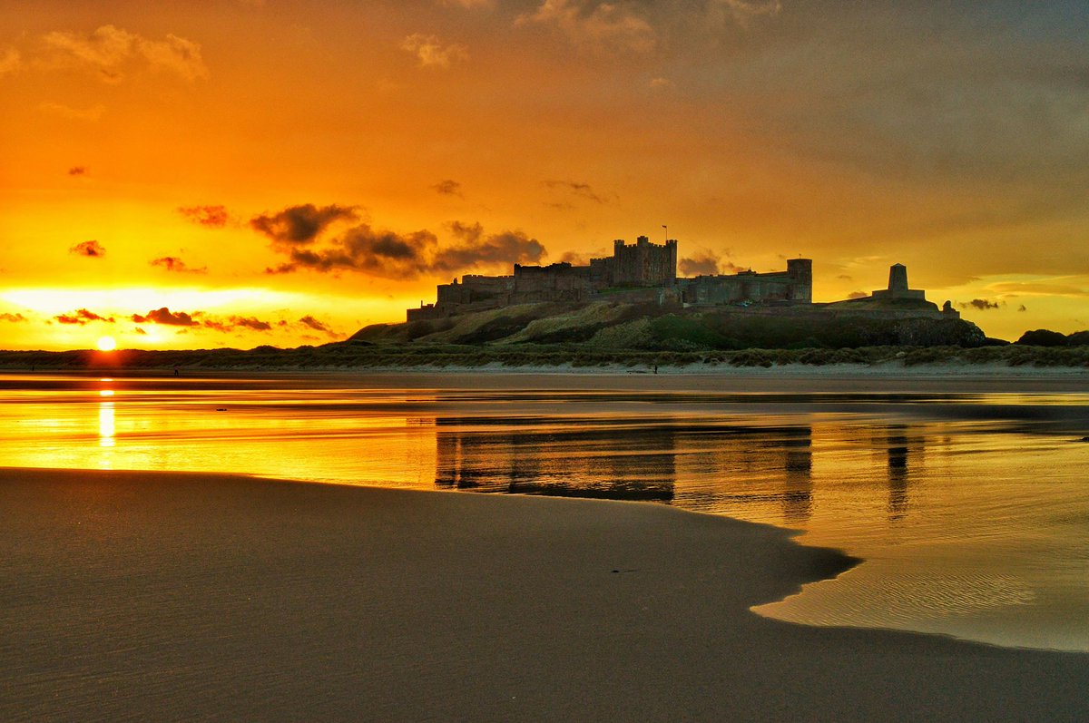 alnwickgazette's tweet image. VIEW OF #NORTHUMBERLAND: A beautiful golden dawn at @Bamburgh_Castle by Darren Chapman. #northeasthour @NorthEastTweets @NEFollowers