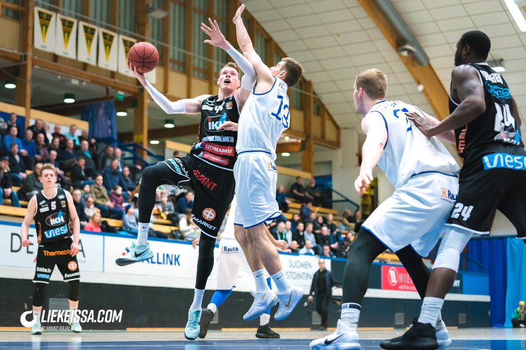 unitedbasket's tweet photo. Karhu niukasti edellä puoliajalle. Toinenkin jakso eteni ensin kotijoukkueen komennuksessa, mutta jälleen kurottiin eroa kiinni. 

20min 43-39

#EspooUnited #Korisliiga https://t.co/R5dEe4pQ87