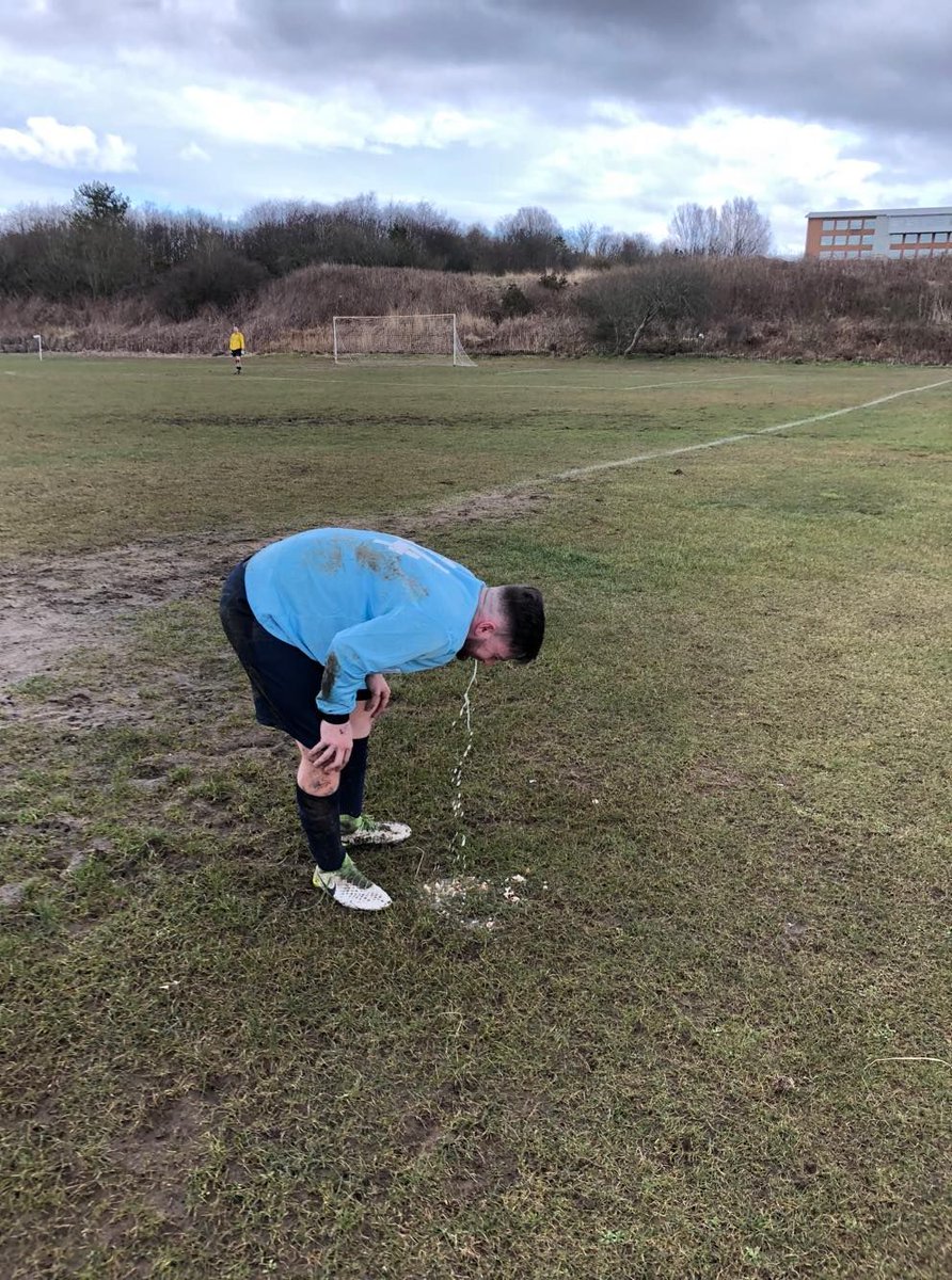 SundayChants's tweet photo. 😂 When you turn up to Sunday League hanging out your ass. https://t.co/rDE3sfiSIK