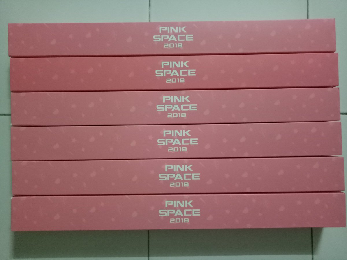 aai_sky's tweet photo. เราว่าโปสรวม Pink Space เราจะมีเยอะเกินไปนะ 😂 เราว่าจะแบ่งขาย 4 ใบ ใครสนใจ DM มานะ ใครเอา 2 ใบ แถมกล่องโปสแบบในรูปให้ด้วย😊 แต่มีให้เลือกแค่โบมีกับอึนจีนะ เพราะเราซื้อเมนมาคนละ 2 ชุด😁 #ตลาดนัดแพนด้า #ตลาดนัดเอพิ้งค์ #ตลาดนัดApink #PINKSPACE2018 #Apink https://t.co/qkvlxvDB9d