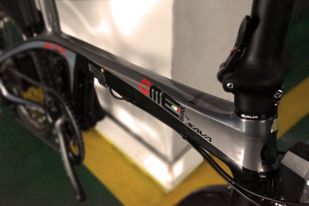 DmeBike's tweet photo. La prima #bicielettrica con telaio pieghevole in lega di carbonio, ultra leggera, con ruote da 20" è in arrivo! Nata dalla collaborazione con #SAVA di cui #DMEBike è partner ufficiale e rivenditore esclusivo in Italia. Stay tuned! #telaiocarbonio #biciclettacarbonio #carbonbike https://t.co/Vx24MBEDDU