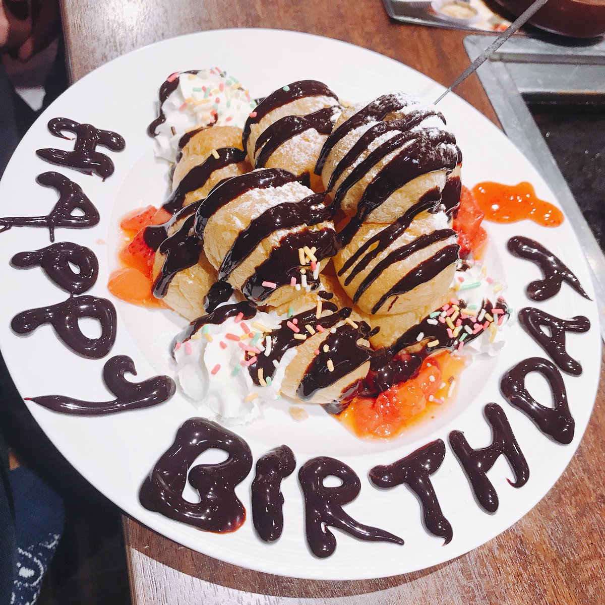 MFSayachii's tweet photo. 多くの先輩、同級生、後輩が祝ってくれた21歳の誕生日があっというまに終わった…
育ててくれた家族、支えてくれる周りの友達や環境に感謝しながらこれから大人になっていきます！！

後輩からのプレゼントも嬉しすぎたし幸せでした
でも年上だからっておじさんとは言わせねぇぞ！
みんなありがとう♥ https://t.co/lyP9Dx5W68