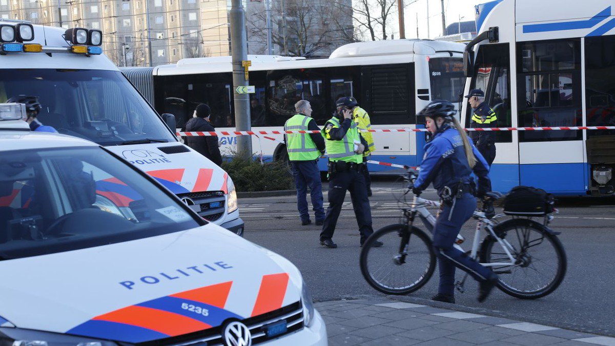 Man zwaargewond na aanrijding door tram bij Centraal Station at5.nl/artikelen/1799…