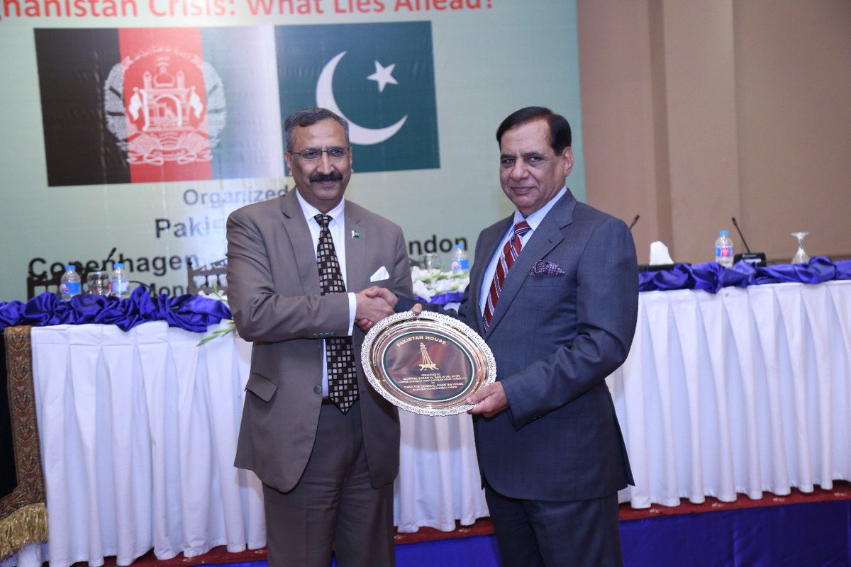 DG Pakistan House Muhammad Athar Javed presenting shield to General Ehsan ul Haq (Retd.), HI (M), NI (M), former Chairman Joint Chiefs of Staff Committee during  One Day International Conference on 'Afghanistan Crisis: What Lies Ahead' 
#FutureOfAfghanistan