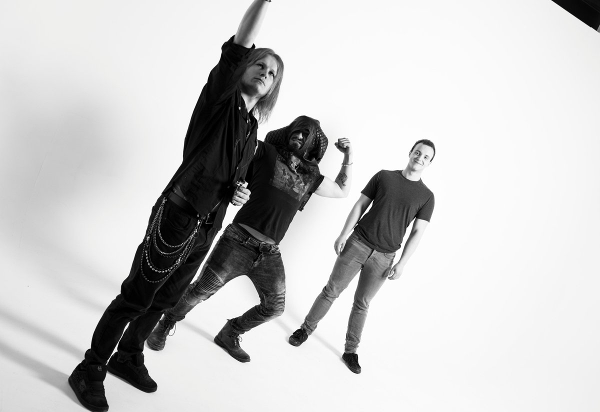 What are you guys doing tonight? We're on zetland fm talking about the single and what's to come for the band this year:) tune in wherever you are on 105fm or online here : zetlandfm.co.uk

We'll be there from 730pm