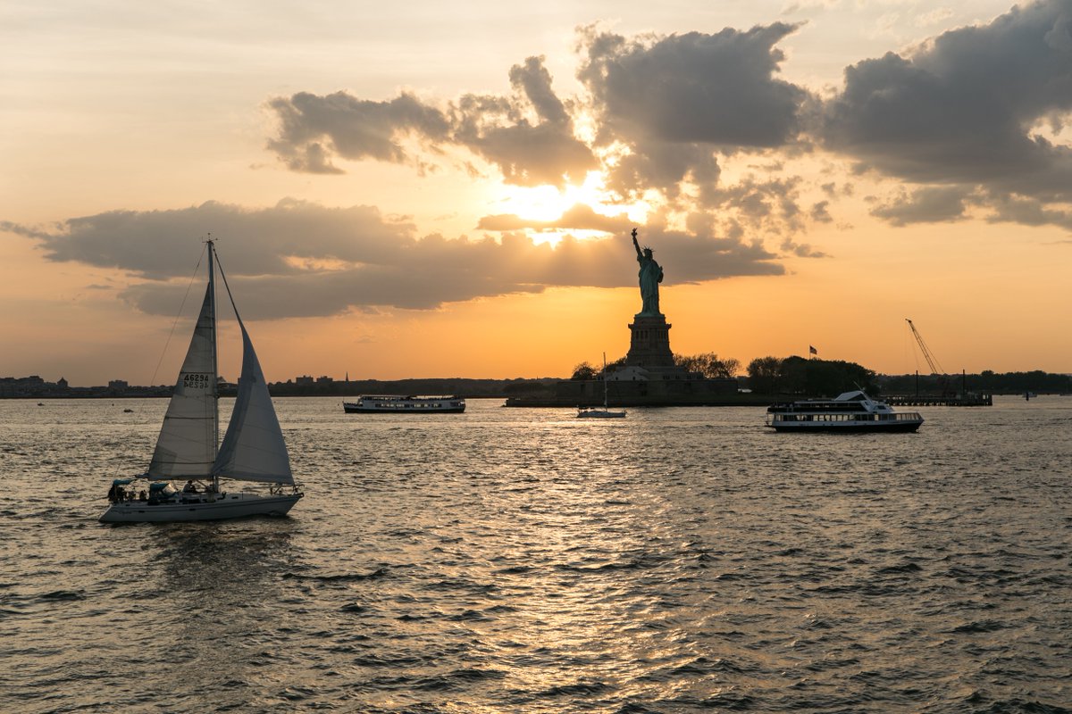 HudsonsNYC's tweet photo. Views that glow ✨ Book your celebrations with us through our link-in-bio! https://t.co/aX9Nqwau7D