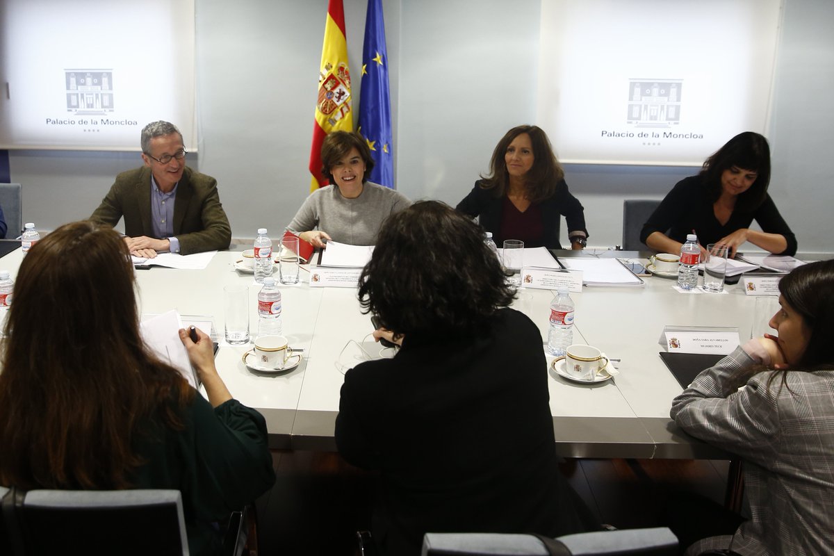 Hoy hemos reunido a la  #MesadeGénero para el Ámbito Digital. Acordamos consensuar propuestas que reviertan la brecha de género en el mundo TIC.
Trabajamos en aunar las fuerzas de administraciones y sociedad civil para potenciar diversidad e igualdad en nuestro tejido digital