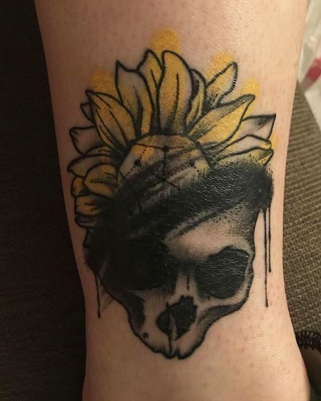 rcnj_tattoos's tweet photo. A little shiny still but I'm super happy with how this healed on @justkaittt ! Thank you for taking good care of it . #skulltattoo #sunflowertattoo #skullflowertattoo  #newtraditional #neotraditionaldesign #neotraditional  #tattooart #tattoo_art #tattool… https://t.co/YkF0bUxyuv https://t.co/Q4f8sMdbIm