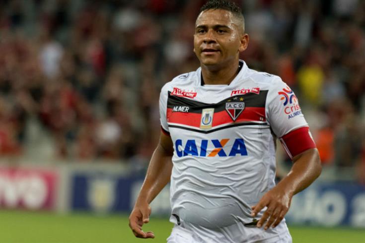 Walter fala sobre o peso: "Uns têm problemas com drogas, bebida e doping..." O admite um "problema psicológico" e acredita que, se estivesse em forma, estaria a representar a seleção brasileira.